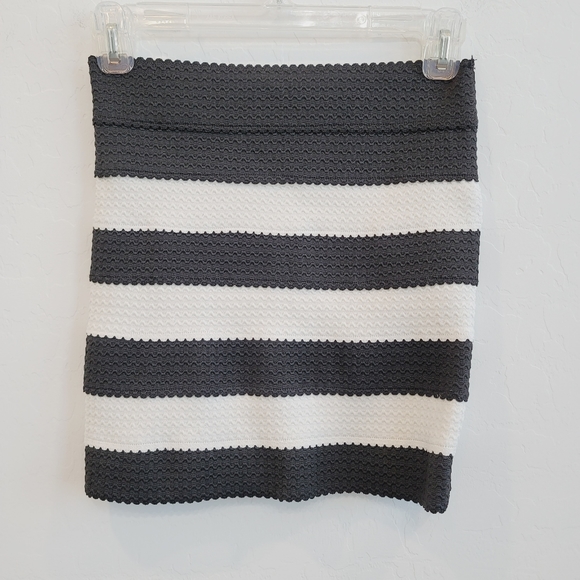 Wildcat Striped Mini Skirt White & Black Sze Small - Picture 4 of 7